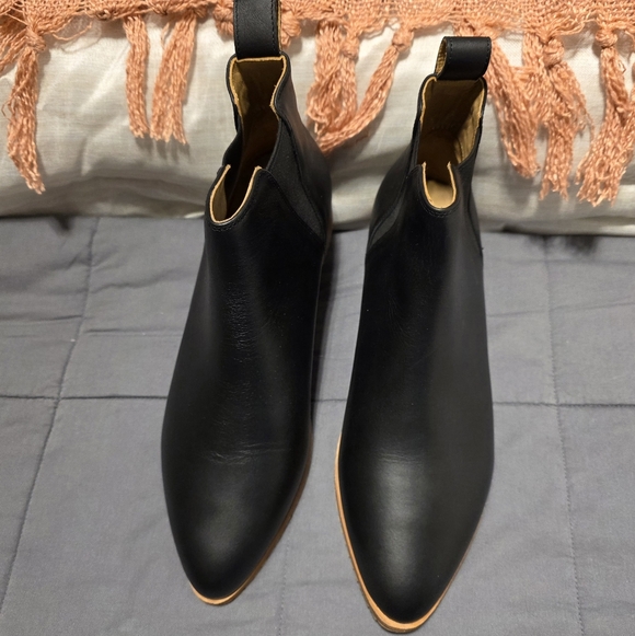 Nisolo Black Leather Eva Everyday Chelsea Boot - Picture 3 of 9